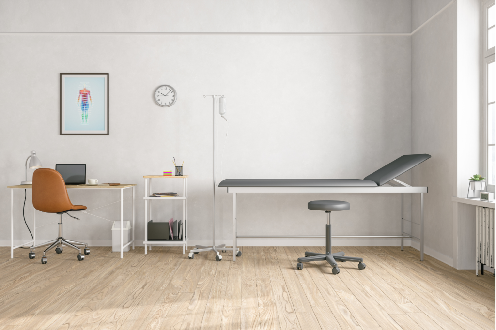 Schoon behandelkamertje met onderzoekstafel en bureau